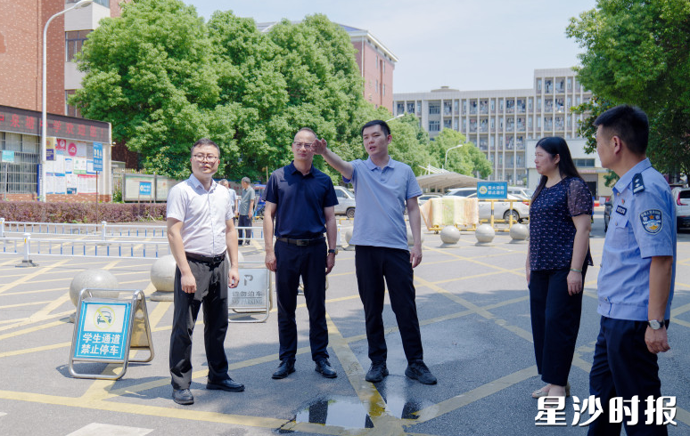 交通安全督导现场。均为街道供图