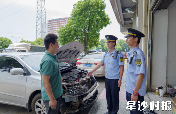 泉塘综合行政执法大队队员在县一中周边开展巡查。