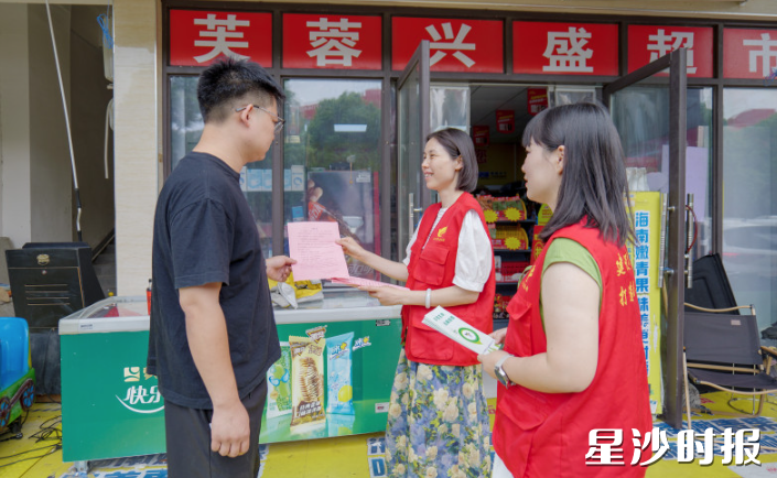 丁家岭社区网格员在网格开展“静音”宣传。