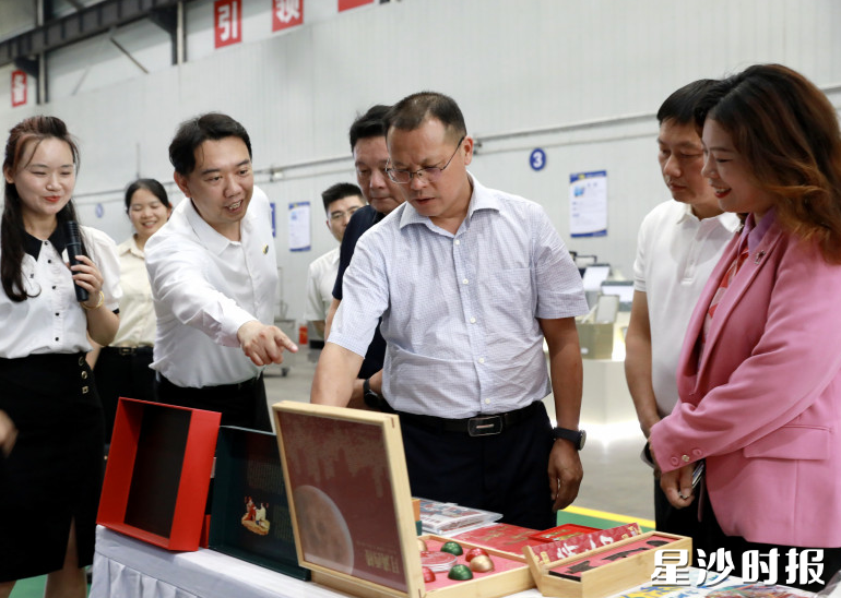 在宏瑞文博集团长沙生产基地，调研组边看边听。均为宋彬彬 摄