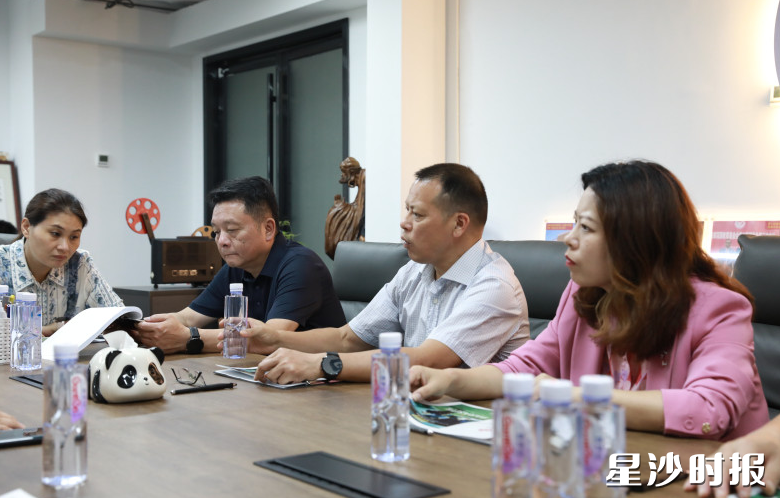 在湖南万一文化有限公司，调研组正在详细了解影视制片、发行等企业运营相关情况。
