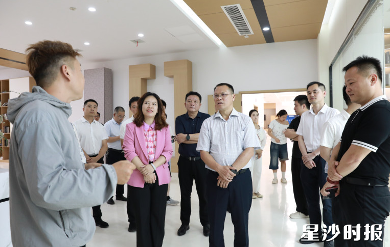 在星沙影视城，调研组正在参观影棚，了解影棚运维、短剧创作等运营现状。