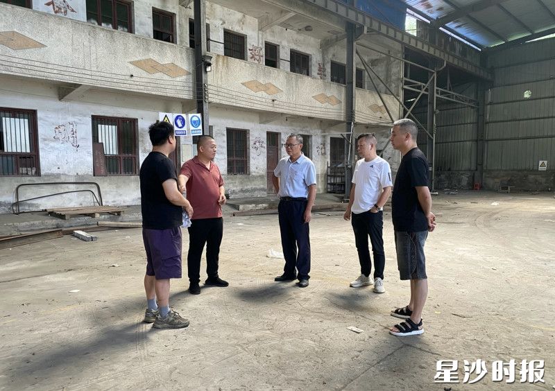 万家铺村工作人员陪同企业带看闲置产业。