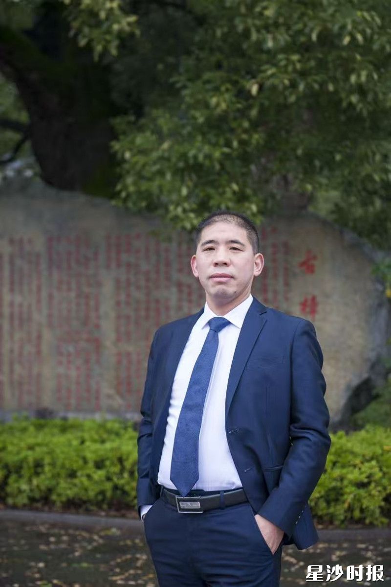 李飞在高三数学教师、班主任、年级组长等岗位上已坚守了三十年。
