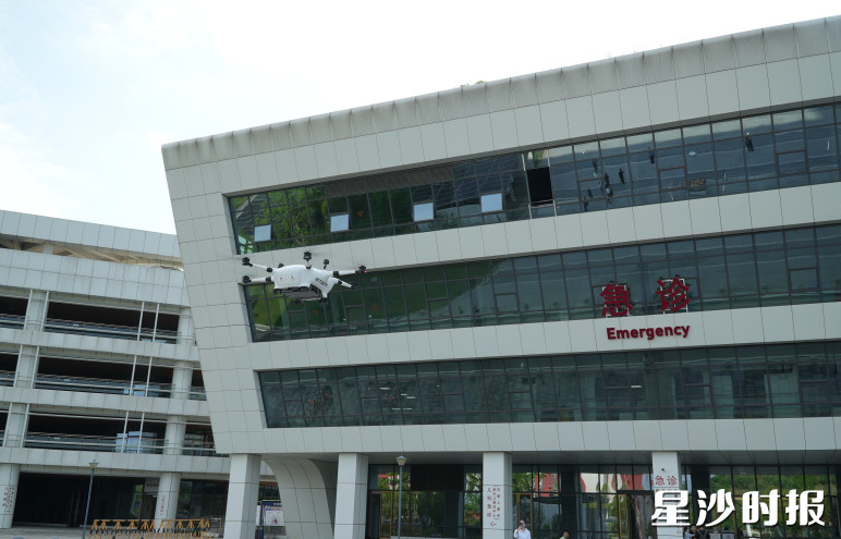 无人机在长沙县人民医院试飞成功。