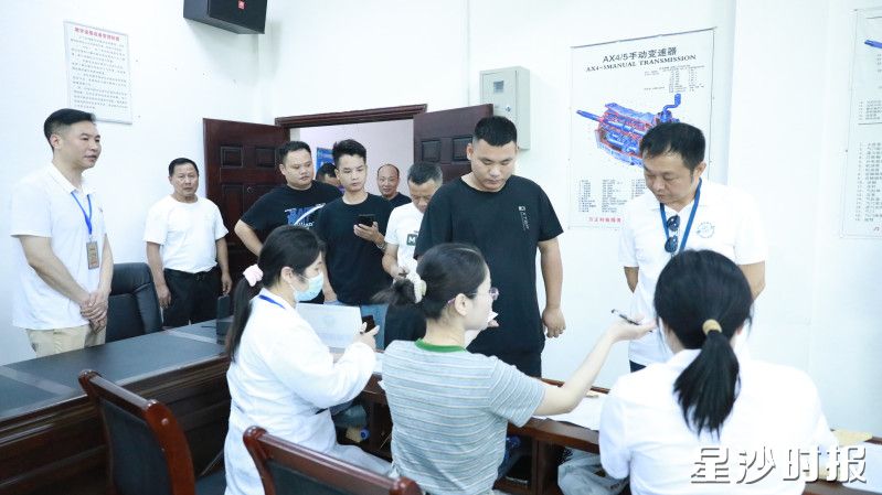 各驾校管理人员和教练员排队候检。均为县交通运输局供图