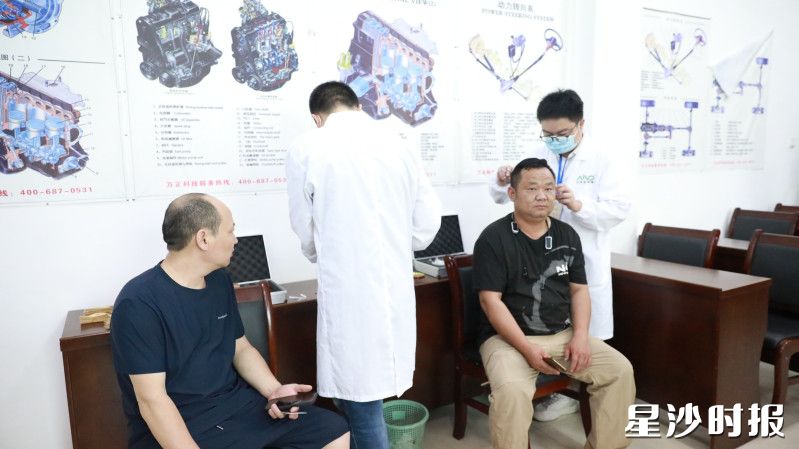 工作人员有序开展毛发检测。