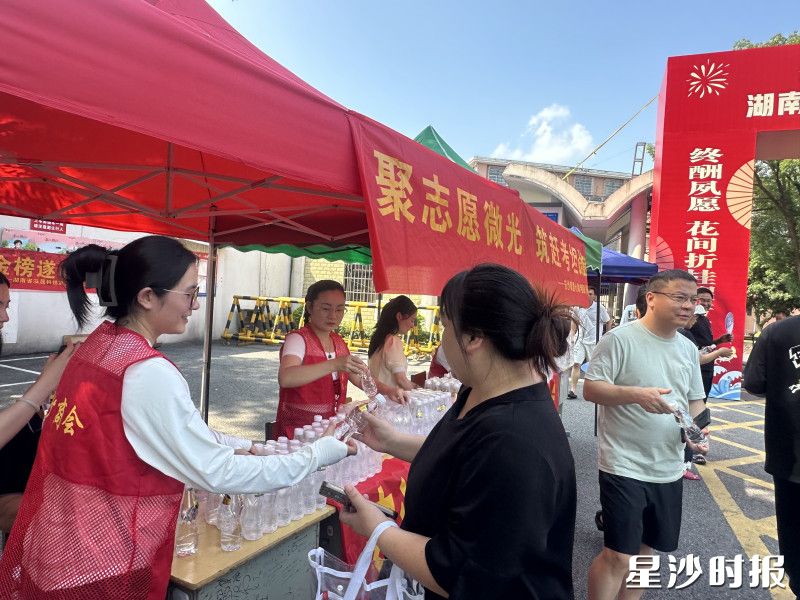 安沙商会爱心护考现场。安沙商会供图