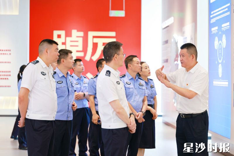 党员干部参观湖南自贸试验区招商服务中心。柳峥 摄