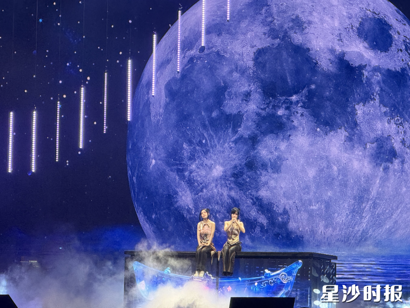 《爱丫爱丫》《我知道》等一首首经典歌曲接连唱响，引发全场大合唱。