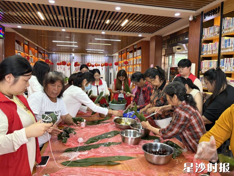 包粽子比赛现场。均为安沙镇供图