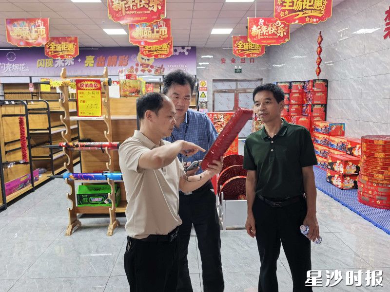 黄花镇应急事务中心对辖区兴大烟花经营部、轩瑶烟花爆竹店开展烟花爆竹零售门店安全检查。黄花镇供图 黄花镇应急事务中心对辖区兴大烟花经营部、轩瑶烟花爆竹店开展烟花爆竹零售门店安全检查。黄花镇供图