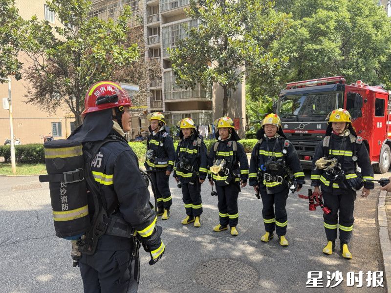 天华消防站联合泉塘街道星港社区、苹果和早安星城小区物业在苹果小区开展消防演练及宣传活动。泉塘街道供图 天华消防站联合泉塘街道星港社区、苹果和早安星城小区物业在苹果小区开展消防演练及宣传活动。泉塘街道供图