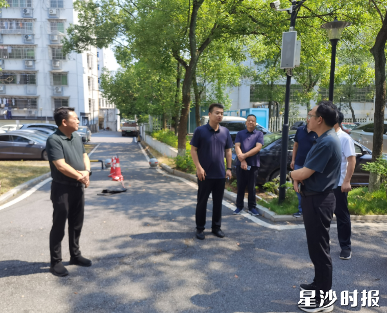 考察组实地走访开元路片区星邻小区。县住房城乡建设局供图 考察组实地走访开元路片区星邻小区。县住房城乡建设局供图