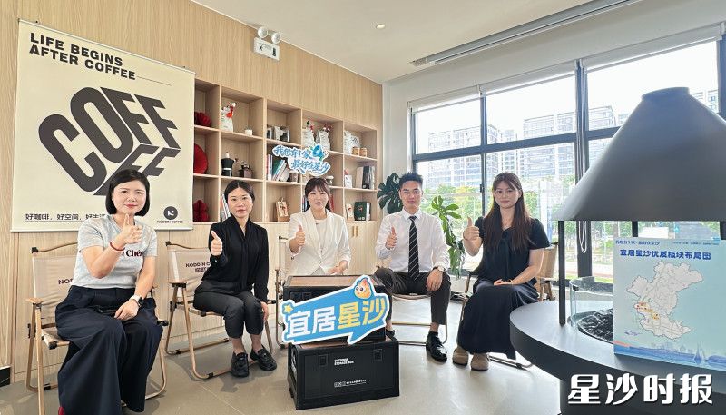 直播间合影。彭诗妲 摄