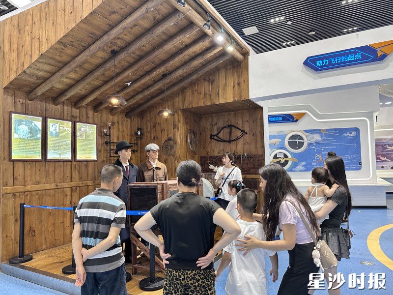 市民参观航空基地。 市民参观航空基地。