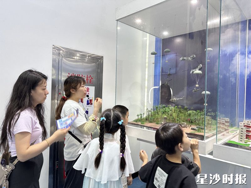 孩子们了解飞行知识。 孩子们了解飞行知识。