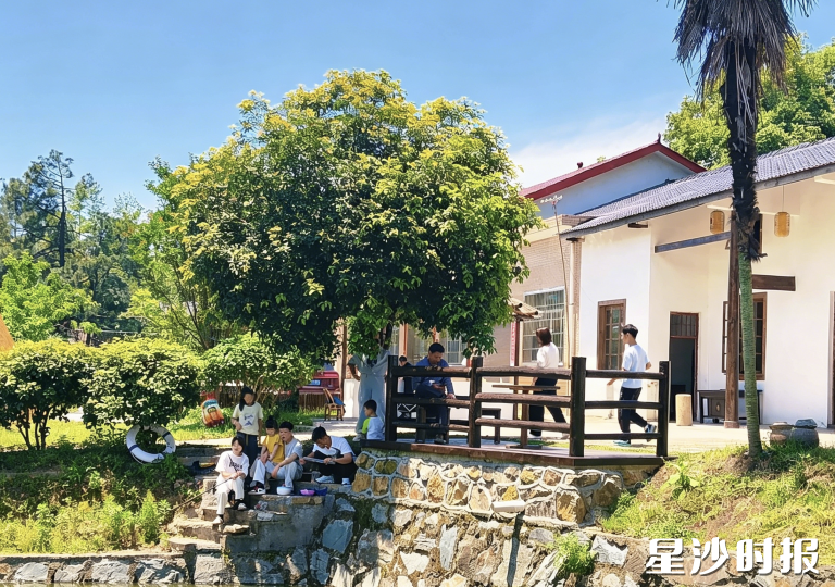 图为青山铺镇游客在游玩。青山铺镇供图