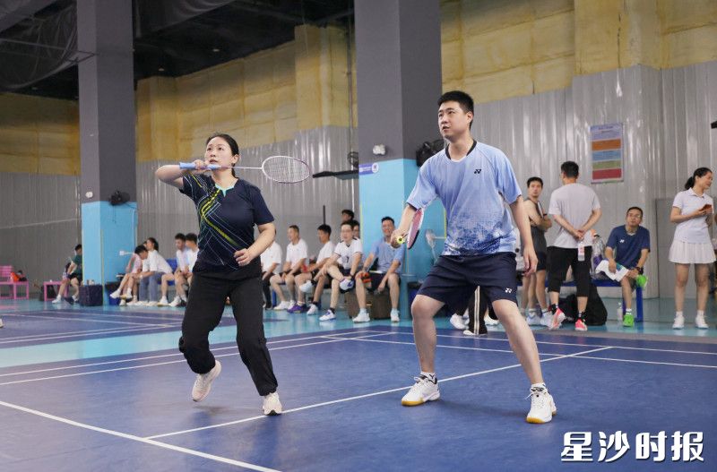 男女混双比赛现场。 男女混双比赛现场。
