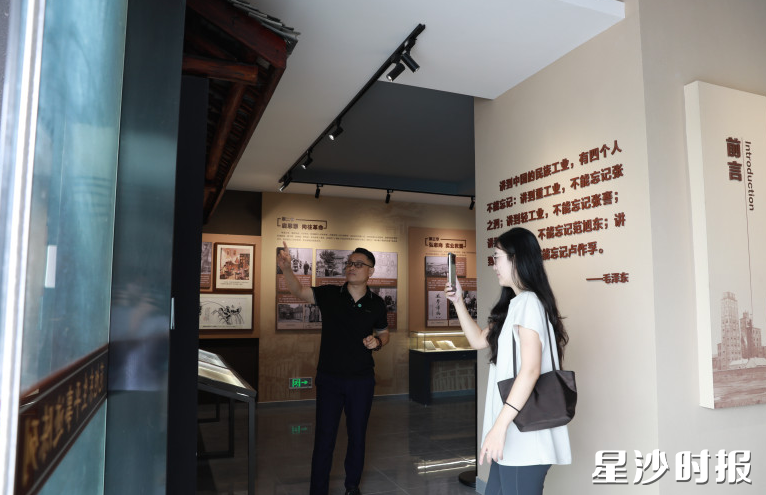 刚对外开放，便吸引了游客驻足拍摄视频自行宣传。均为宋彬彬 摄