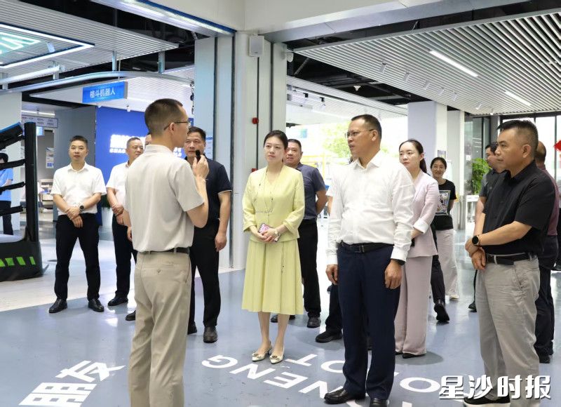 在超能机器人大世界,长沙县政协主席会议成员一行正在认真听取情况介绍。均为宋彬彬 摄 在超能机器人大世界,长沙县政协主席会议成员一行正在认真听取情况介绍。均为宋彬彬 摄