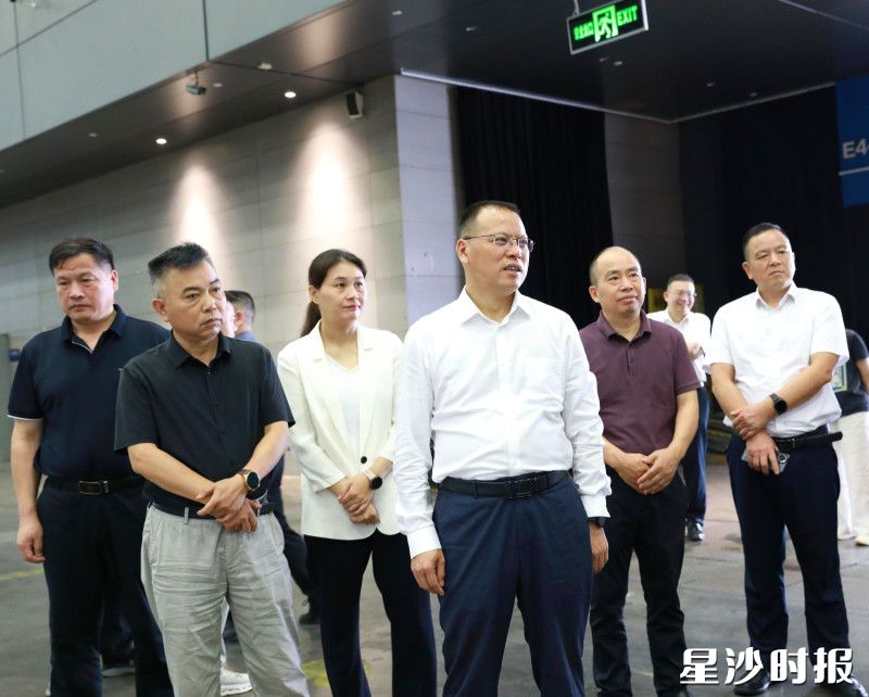 在长沙国际会展演艺中心,一行人正在听取情况介绍。 在长沙国际会展演艺中心,一行人正在听取情况介绍。