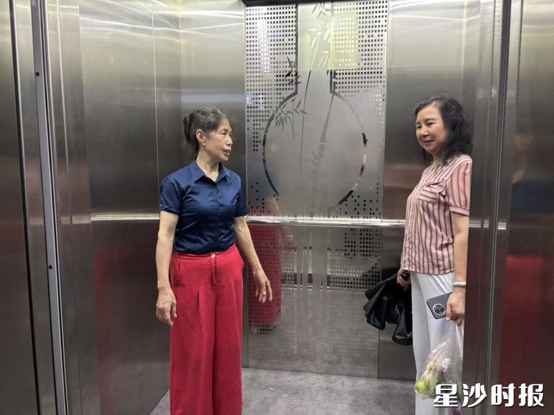 未来蜂巢小区居民在新装电梯里有说有笑。县住房城乡建设局供图