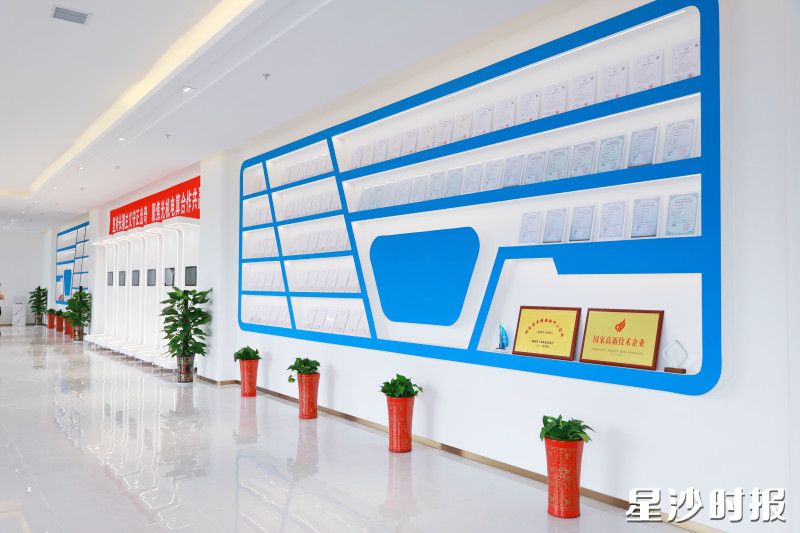 健坤精密专利展示墙。柳峥 摄