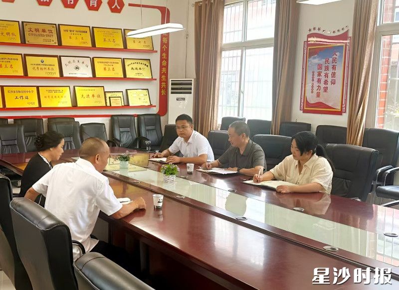 政协委员在了解相关情况。