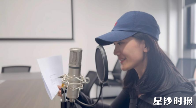 图为播音员在录制方言广播音频。 图为播音员在录制方言广播音频。