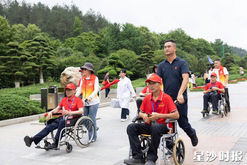 为行动不便者提供轮椅陪护,医护人员全程陪同。均为县退役军人事务局供图