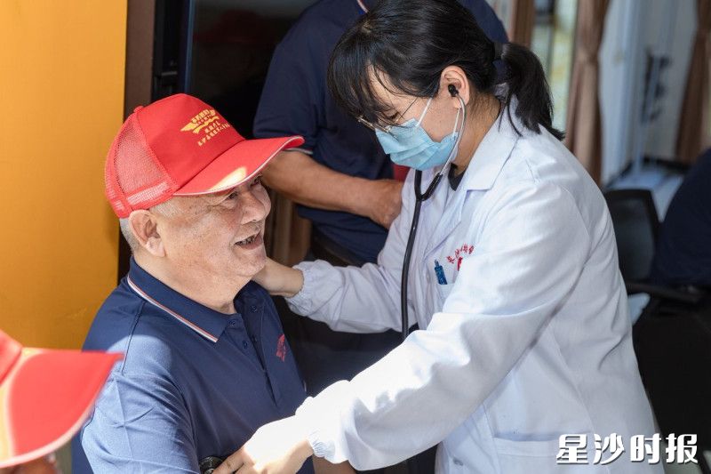 专业医疗团队为每位老兵细致开展健康摸底。