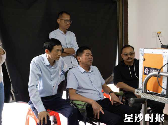 湖南万一文化有限公司董事长万星（右一）。