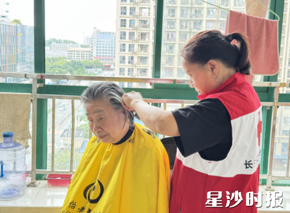 “湖南好人”许冬花上门为舒奶奶免费理发。