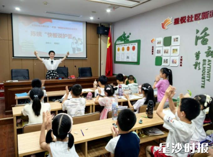 活动现场“陈姨”快板说护蕾。街道供图
