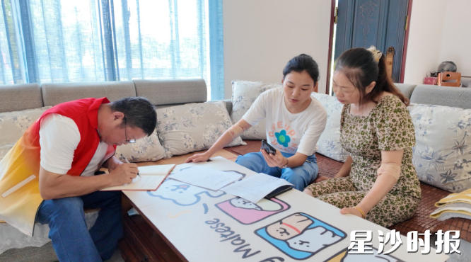图为社区党员在走访群众。均为青山铺社区供图 图为社区党员在走访群众。均为青山铺社区供图