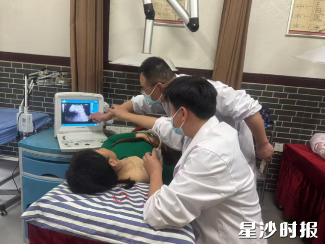 医生手把手带教。均为北山镇中心卫生院供图 医生手把手带教。均为北山镇中心卫生院供图