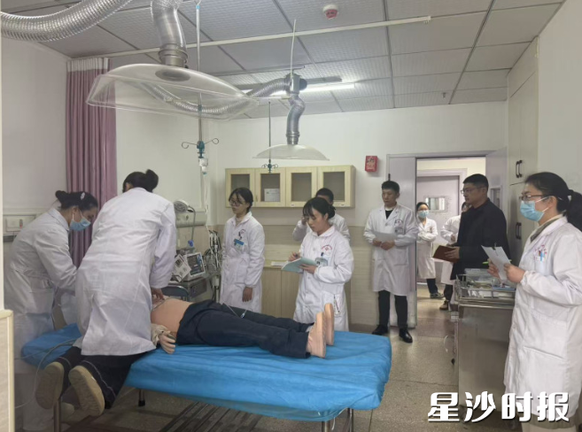 青年医生正在培训中。 青年医生正在培训中。