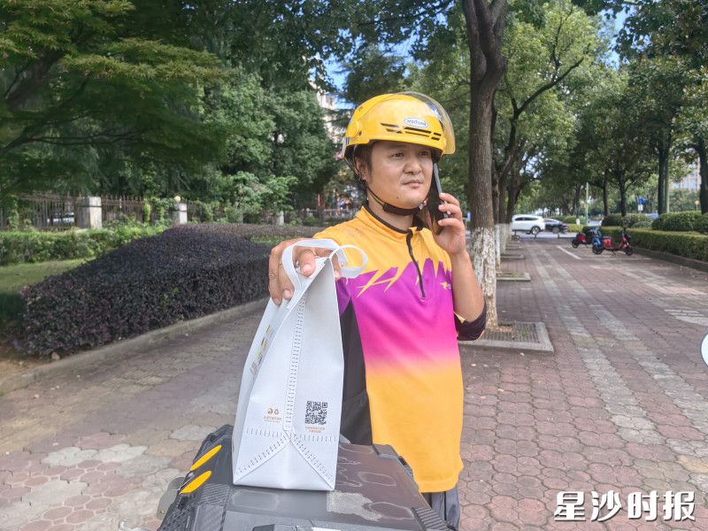 小哥李平正在工作中。街道供图 小哥李平正在工作中。街道供图