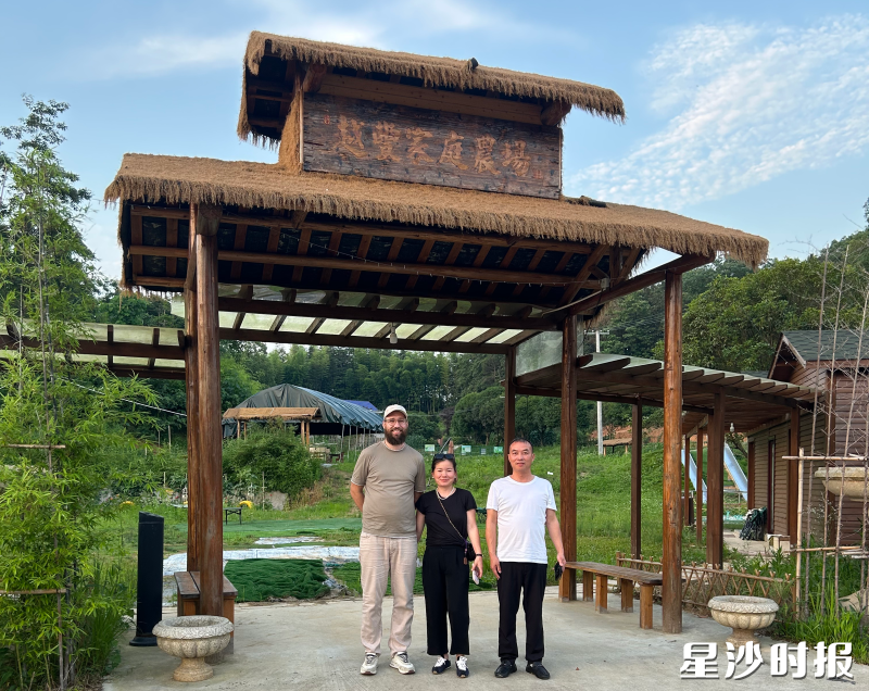 周亚民(右一)与捷克的客户在安沙的合影。 周亚民(右一)与捷克的客户在安沙的合影。