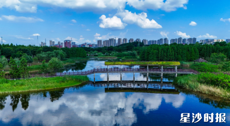 白云朵朵倒映于松雅湖面，湖景云影相映成趣。
