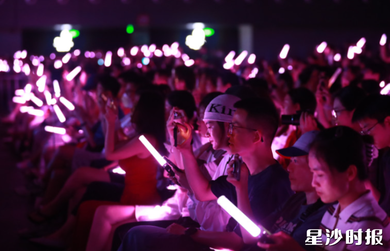 粉丝纷纷记录演唱会的精彩时刻。 粉丝纷纷记录演唱会的精彩时刻。
