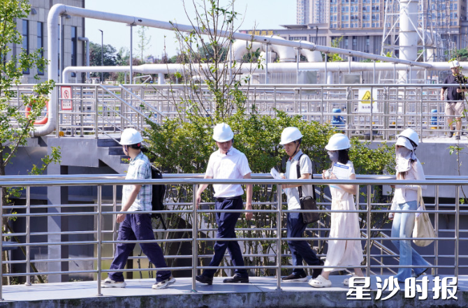 记者团一行探访现场。均为县水业集团供图