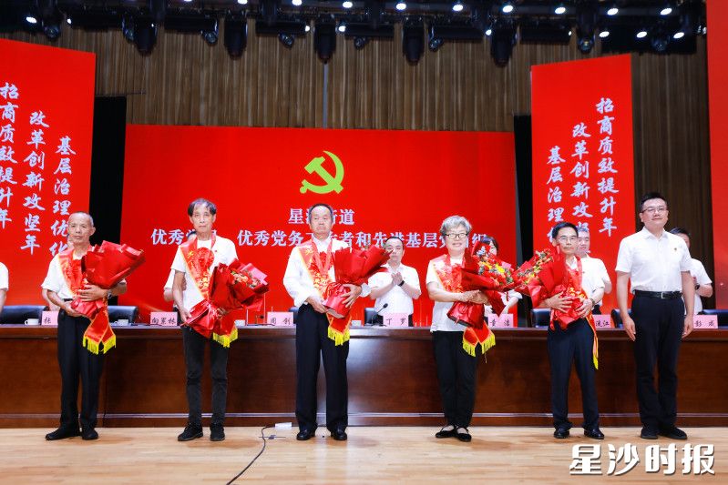 活动为老党员代表颁发“光荣在党50年”纪念章。