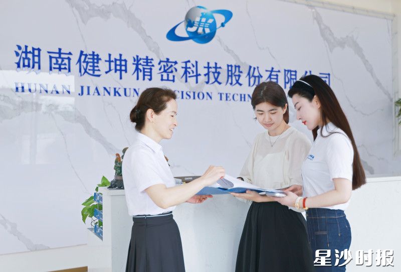 健坤精密整体搬迁后，夏静（左二）对企业进行回访。