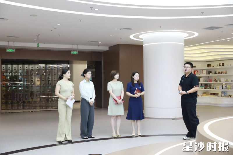 县政协委员、县商务局一行在咖啡产业园了解相关咖啡产业详情。均为宋彬彬 摄