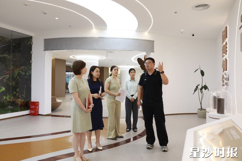 县政协委员在调研咖啡产业。