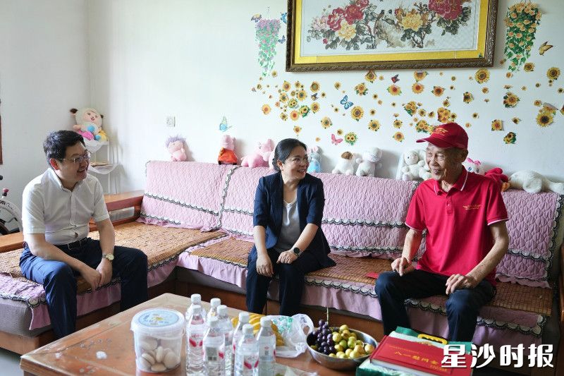 图为走访慰问现场。杨源 摄