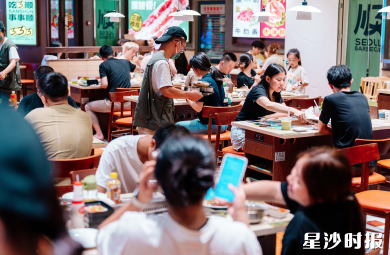 位于星沙万象汇的尹三顺自助烤肉屋内，坐满了食客。均为宋彬彬 摄