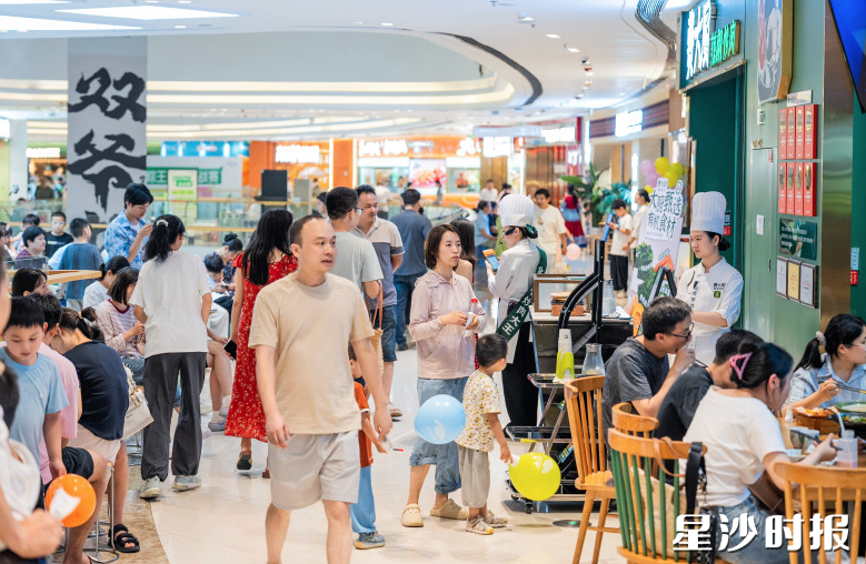 松雅湖吾悦广场的费大厨座无虚席，整层楼的餐饮门店外都坐满了排长队的顾客。